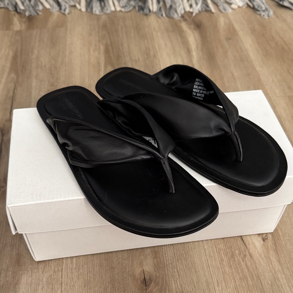 Nordstrom Women’s Black Leather Flip Flop Sandals size 7
